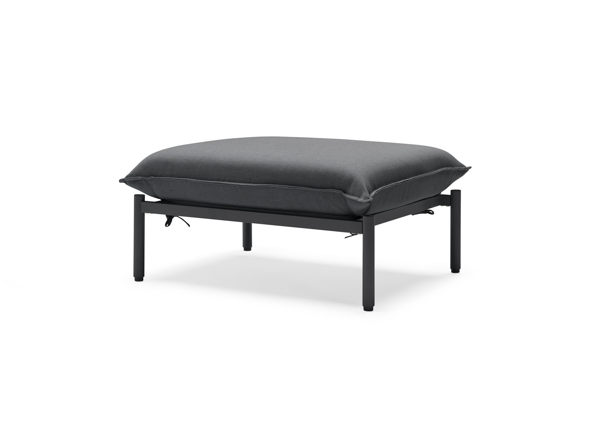 Vue d'angle avant du pouf extérieur avec coussins et pieds noirs